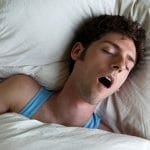 Roncos e cansaço durante o dia podem ser apneia do sono